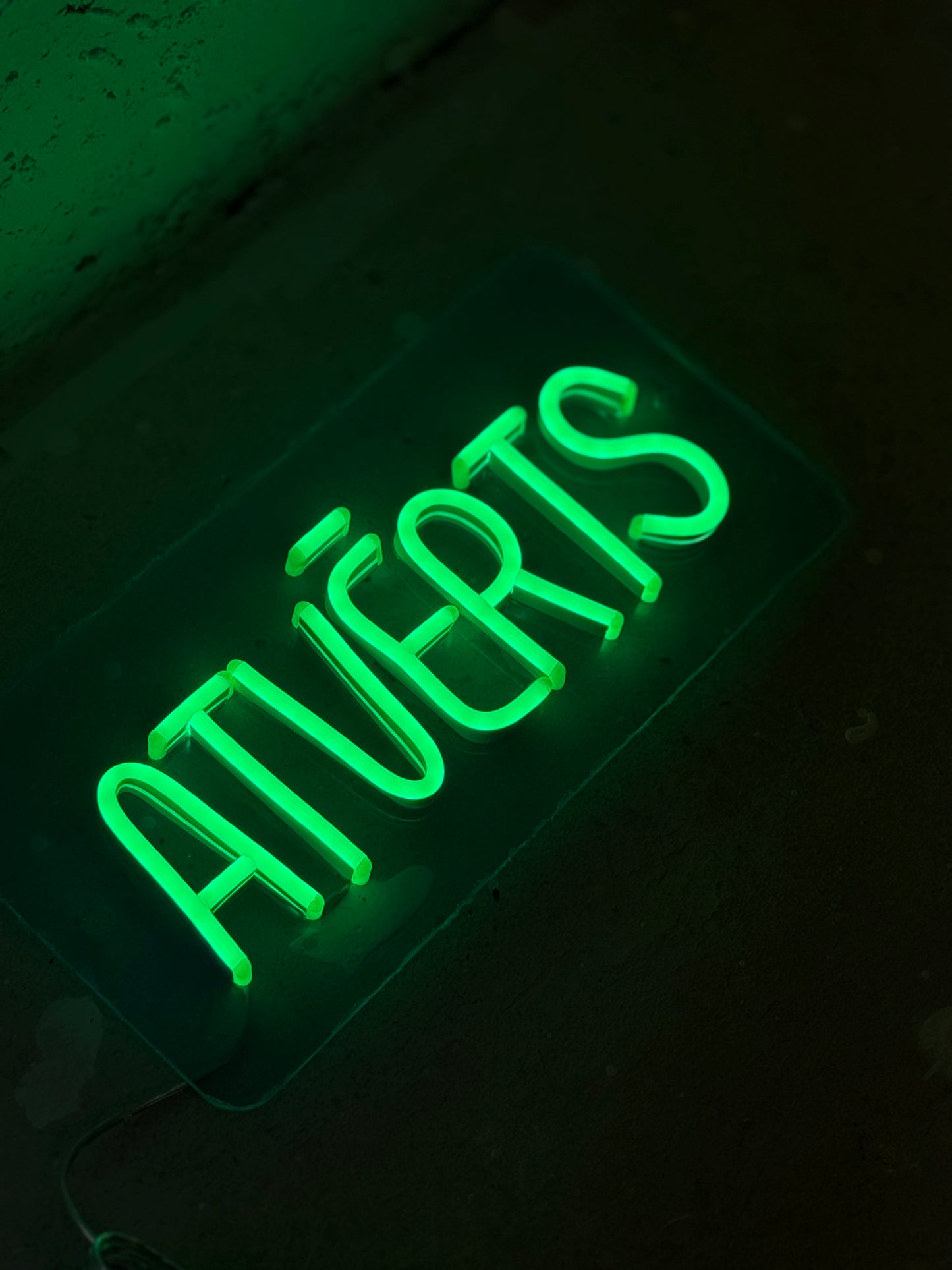 "Atvērts"
